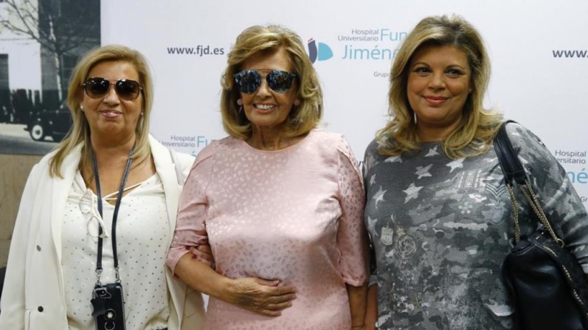 Maria Teresa Campos acompañada de sus hijas Terelu y Carmen, a su salida del las Fundacion Jiménez Díaz, tras recibir el alta medica después de permancer ingresada desde el pasado 16 de mayo cuando sufrió un ictus.