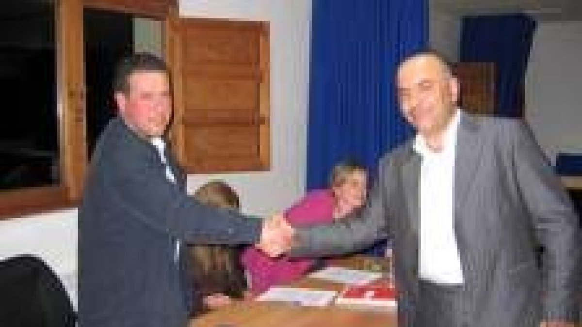 Mariano Rojo y José Antonio Mendoza se saludan en la mesa electoral