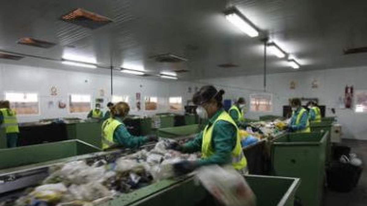 Trabajadores del CTR separan los residuos en la planta, en una imagen de archivo.