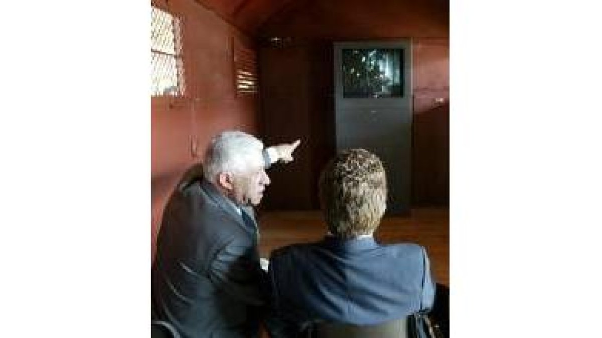 El concejal Manuel Rodríguez y el alcalde viendo la película