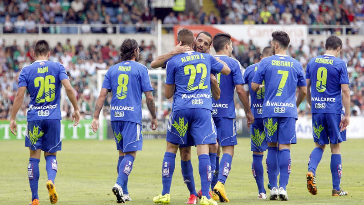Los jugadores de la Ponferradina celebraron por todo lo alto el tanto de Alberto Aguilar que deja a los bercianos a un solo punto de la sexta plaza a falta de un partido para el final de la competición liguera.