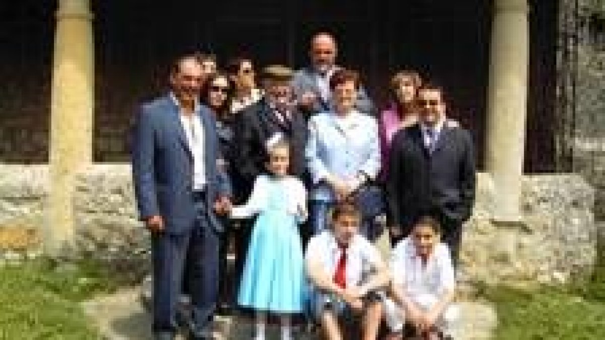 Severino y Belarmina con sus familia a la salida de la iglesia de Santa Marina
