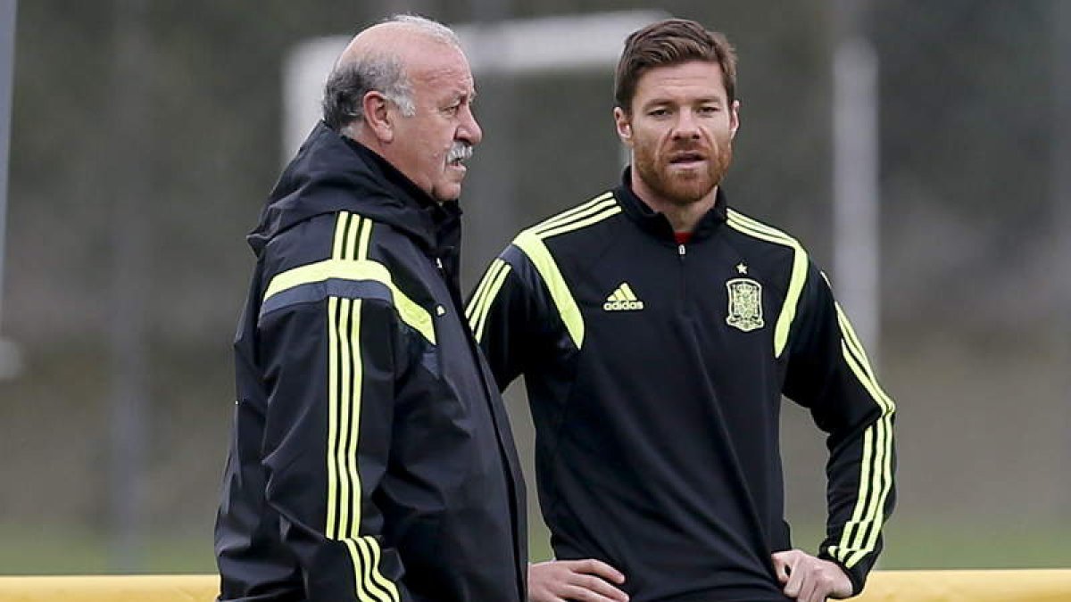 El entrenador de la selección española Vicente del Bosque conversa con Xabi Alonso.