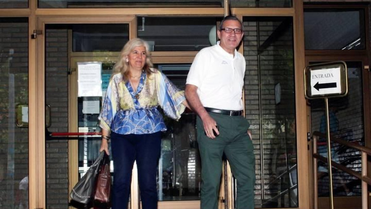 El exalcalde del PP de Cacabelos, Adolfo Canedo, a su llegada al juzgado de primera instancia e instrucción número 7 de Ponferrada, donde está citado a declarar como investigado, como supuesto autor de un delito contra la ordenación del territorio