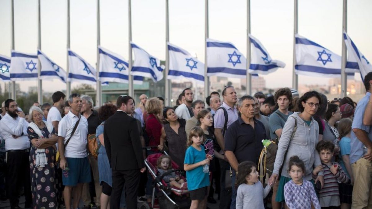 Cientos de israelís esperan en la calle para despedir a Shimon Peres, en Jerusalén.