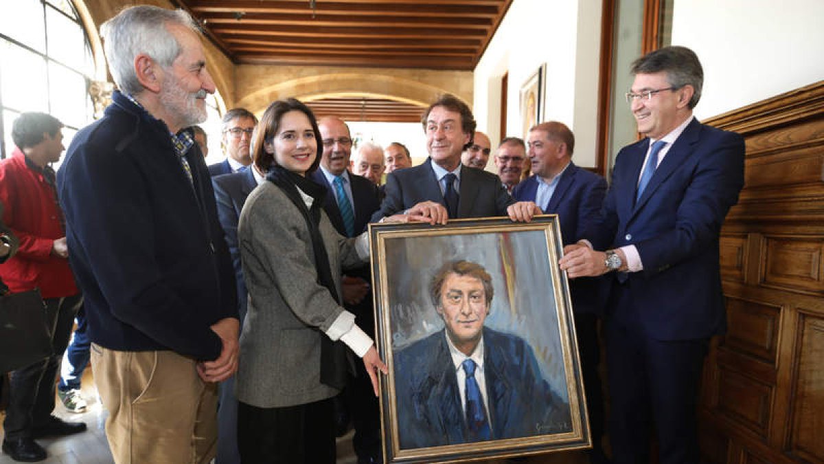 La pintora Graciela García posa con García-Prieto y Majo. RAMIRO
