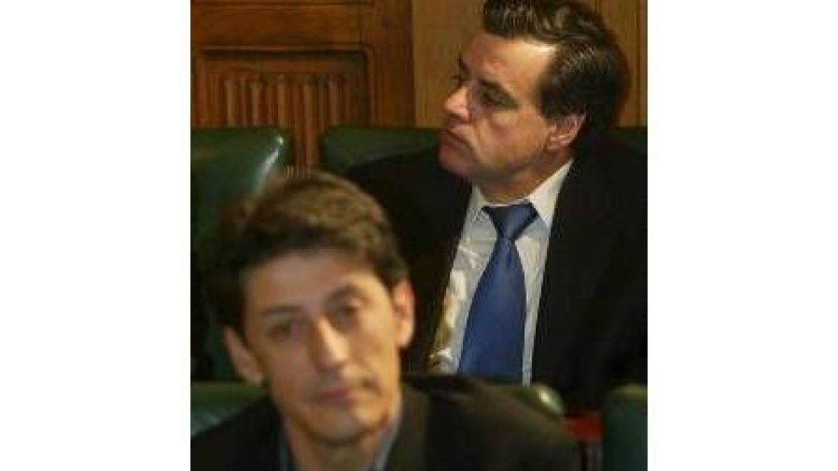 Bayón (detrás) e Hidalgo se han disputado la alcaldía esta legislatura