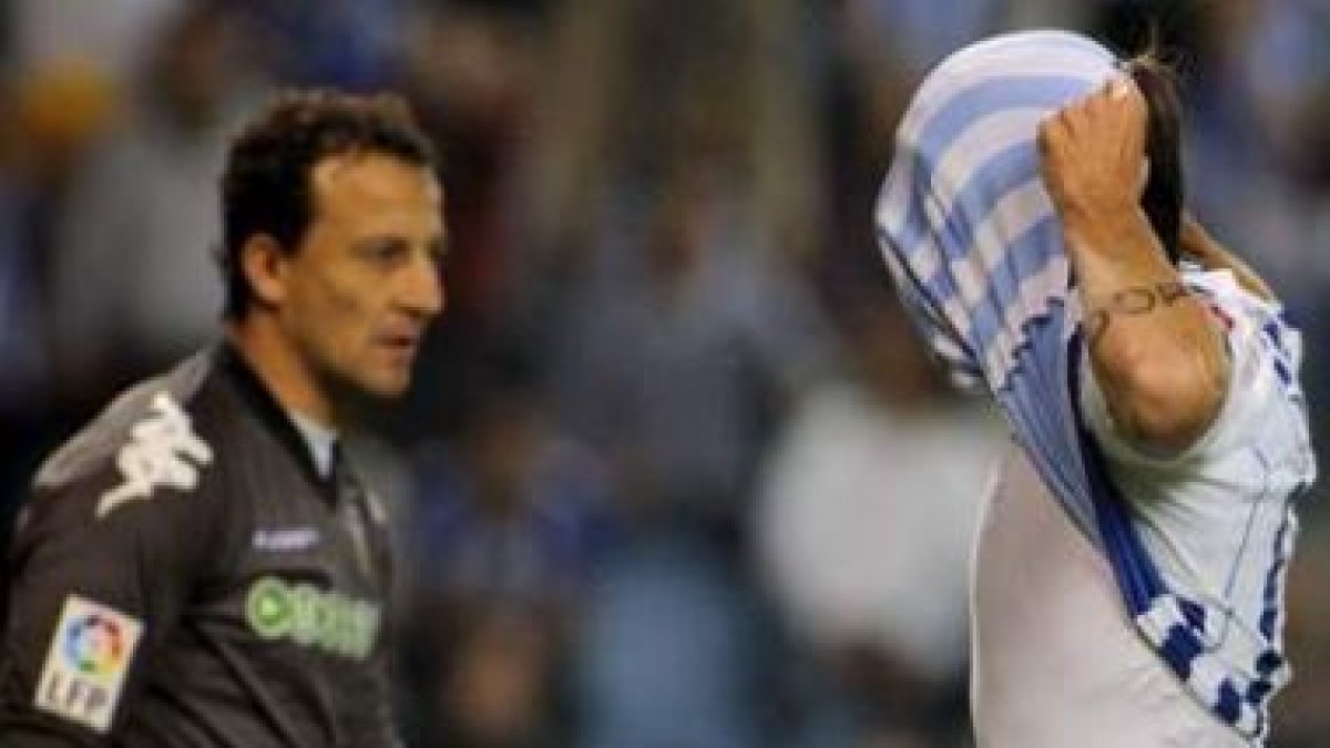 El defensa argentino Diego Colotto refleja la imagen del descenso del Deportivo a Segunda División.