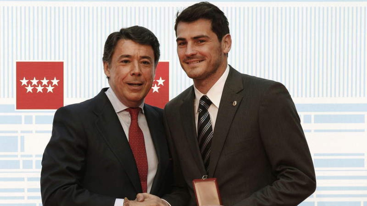 El presidente madrileño, Ignacio González, entrega la Medalla de Oro de la Comunidad a Casillas.