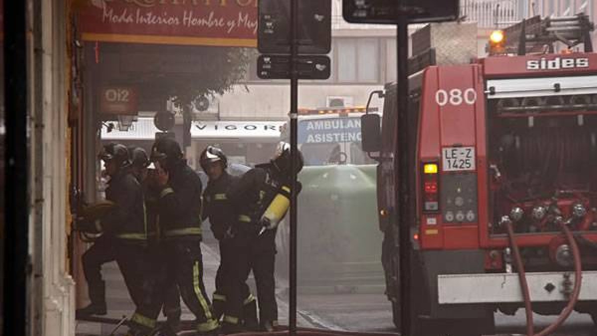 Los bomberos acceden al siniestro por un portal aledaño al Ayuntamiento de León Peio García.