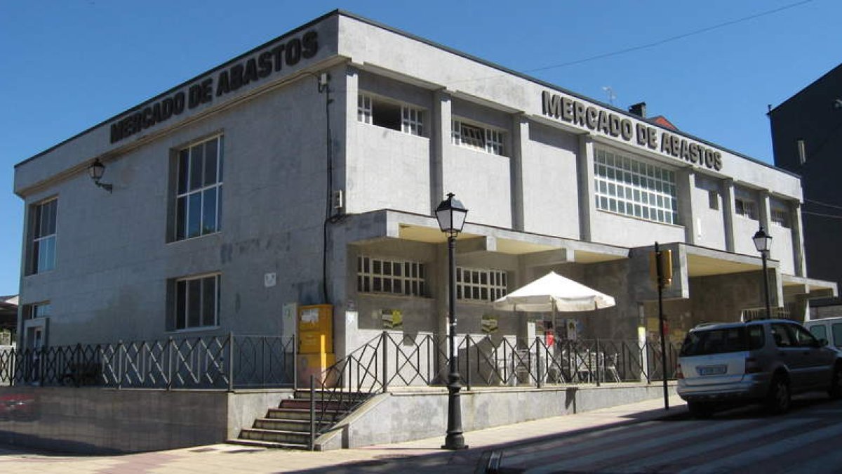 Imagen del exterior del mercado de Abastos de Bembibre, que sólo abre los jueves.