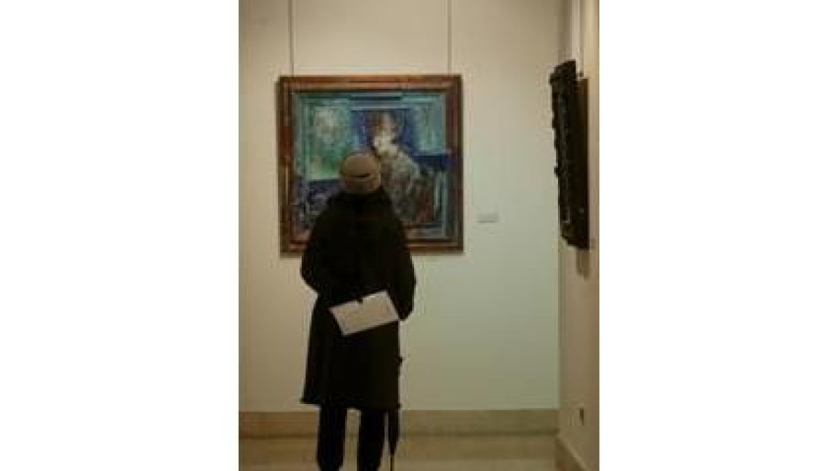 Una visitante observa una obra de Ransa en la Casa de las Carnicerías