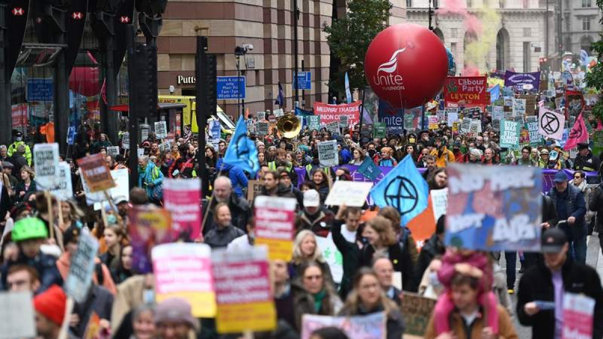 Miles de personas en 200 puntos del mundo piden justicia climática. En la foto, Londres. NADI RAIN
