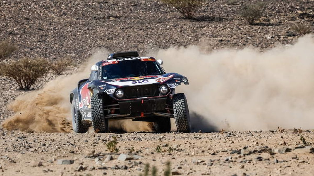 Carlos Sainz firmó una remontada notable para hacerse con el liderato mientras Bispo no tuvo su mejor día en motos. HANDOUT