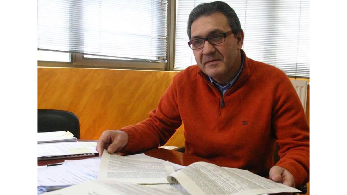 Adolfo Canedo lleva ocho meses al frente de la Alcaldía de Cacabelos.