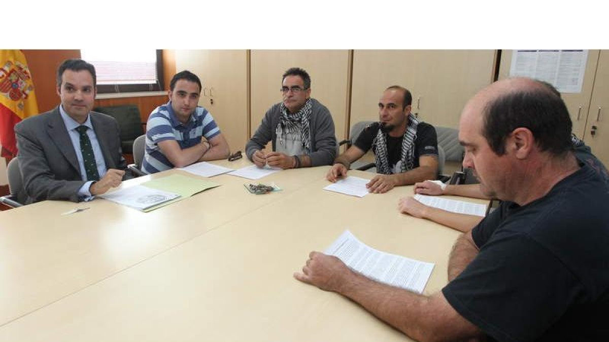 El juez decano, ayer con el colectivo anti desahucios.