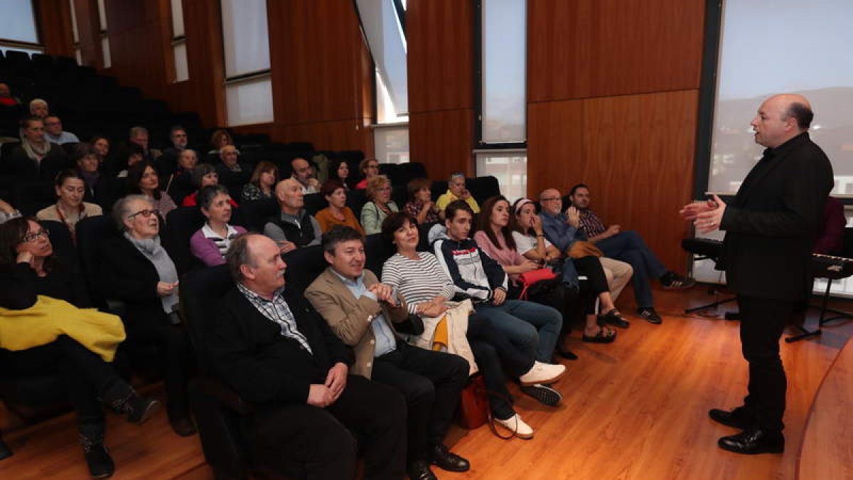 La Casa de las Culturas acogió ayer tarde el acto en memoria de Fermín López Costero. L. DE LA MATA