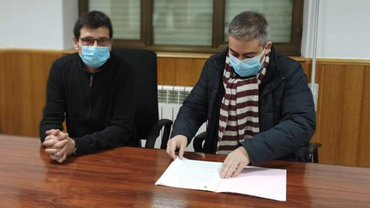 El alcalde de Torre y el director de Asprona, en la firma. DL