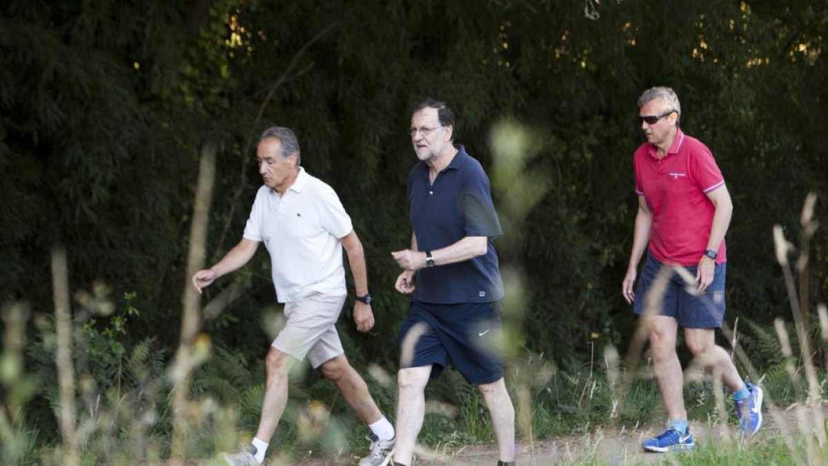 Caminata del presidente del Gobierno en funciones, Mariano Rajoy, acompañado por José Benito Suárez (izquierda), marido de Ana Pastor, y el vicepresidente de la Xunta de Galicia, Alfonso Rueda, por la 'Ruta da Pedra e da Auga', en Ppontevedra.