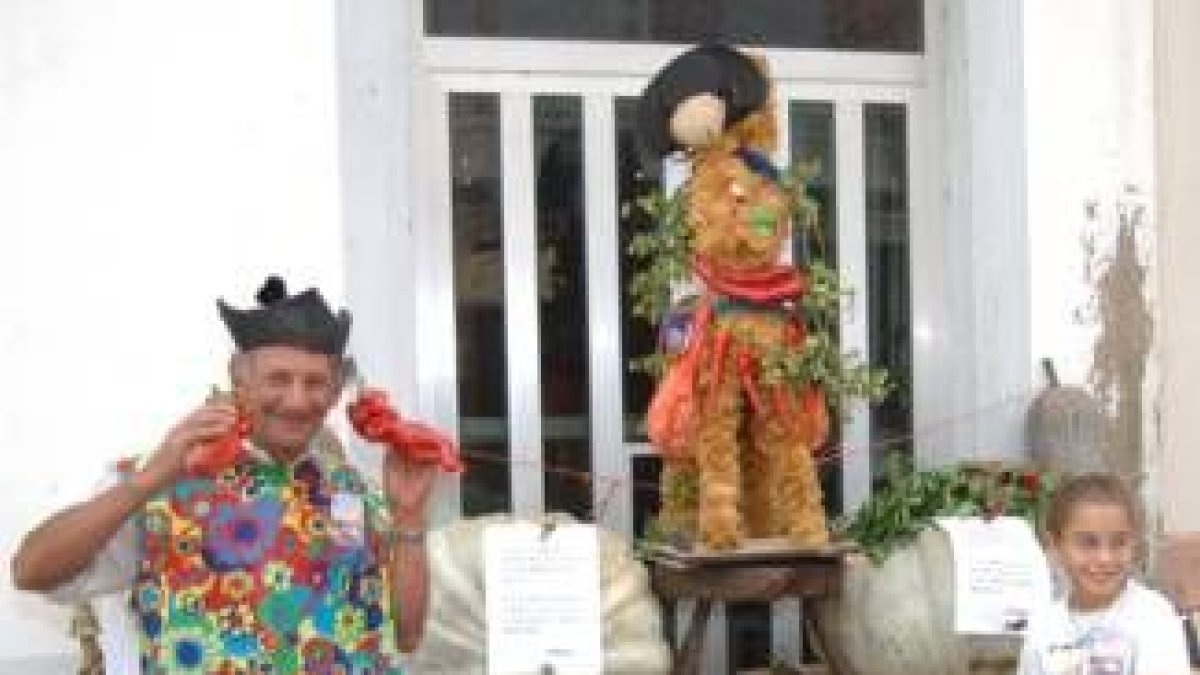 Uno de los puestos de la feria de Villares muestra una simpática mascota