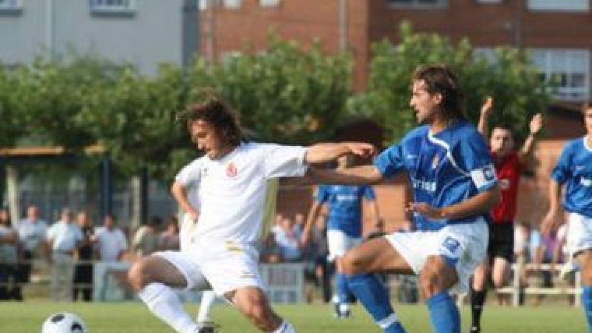 El equipo leonés se mostró superior al ovetense durante el primer tiempo del encuentro.