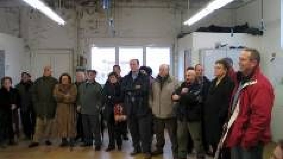 Los vecinos y los afectados por el nuevo trazado de la línea de alta tensión durante una reunión