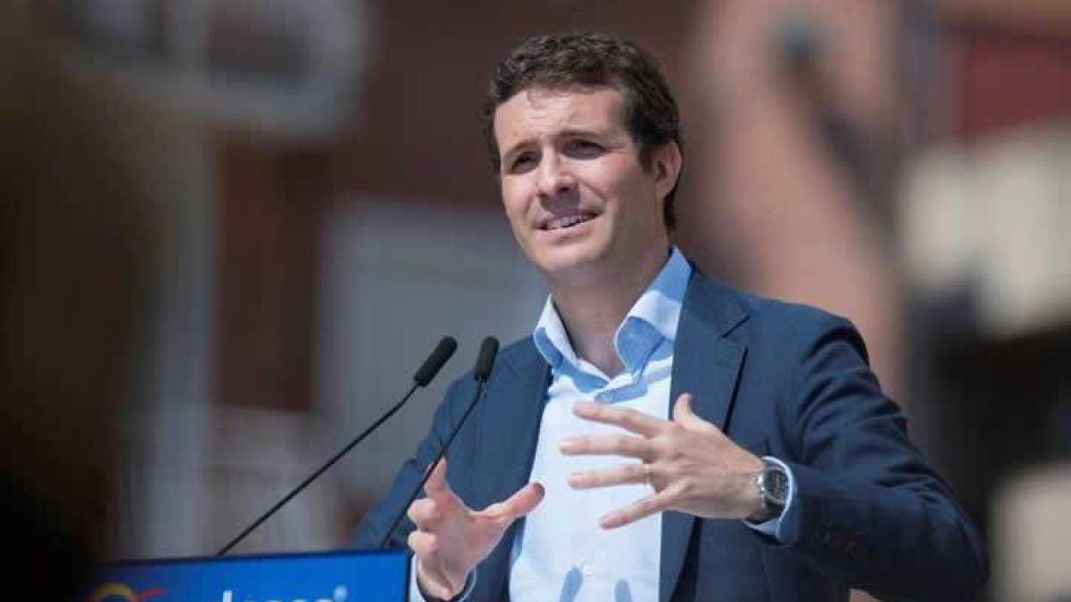 El presidente del Partido Popular y candidato a la Presidencia del Gobierno Pablo Casado, durante su intervención en un acto público en Torrelavega.