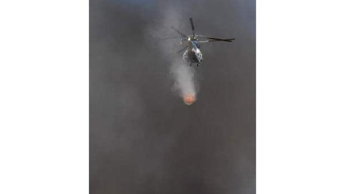 Un helicóptero refresca la zona en Tarifa.