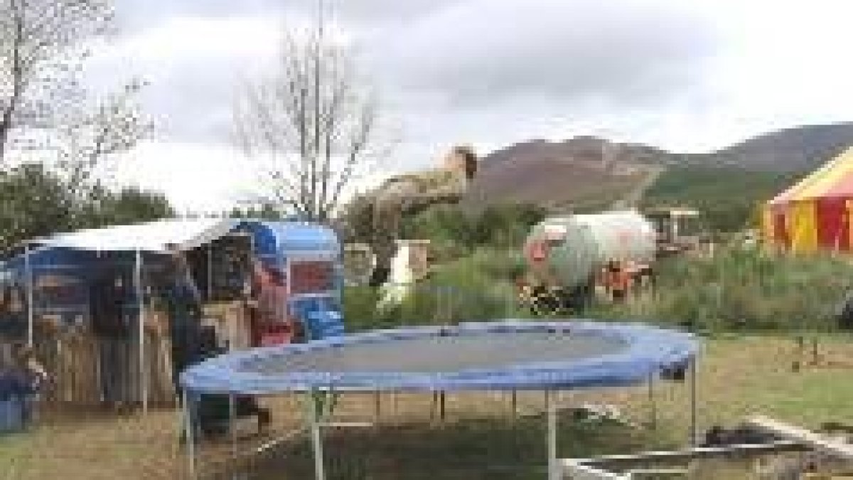 El recinto está instalado en mitad del monte, cerca de Matavenero