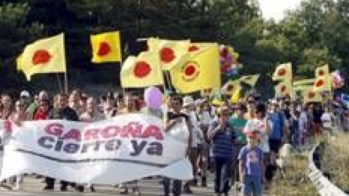 La manifestación exigiendo el cierre de la central nuclear estuvo acompañada de música y canciones