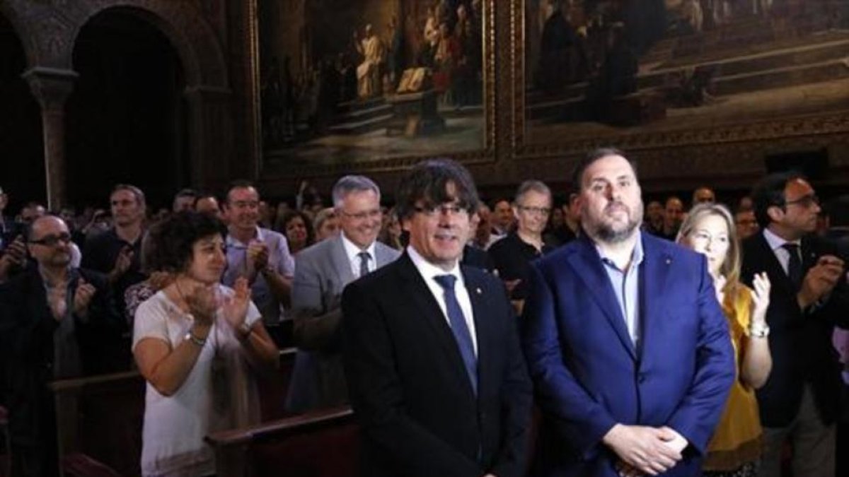 Puigdemont y Junqueras, en un acto municipalista a favor del referéndum.
