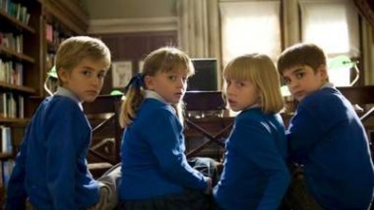 Cuatro de los jóvenes actores que forman parte del reparto de la serie.
