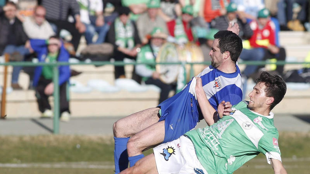 Uxío, que realizó un trabajo de contención espléndido en su debut como titular ante su afición, corta la penetración de un jugador del equipo navarro. JESÚS F. SALVADORES