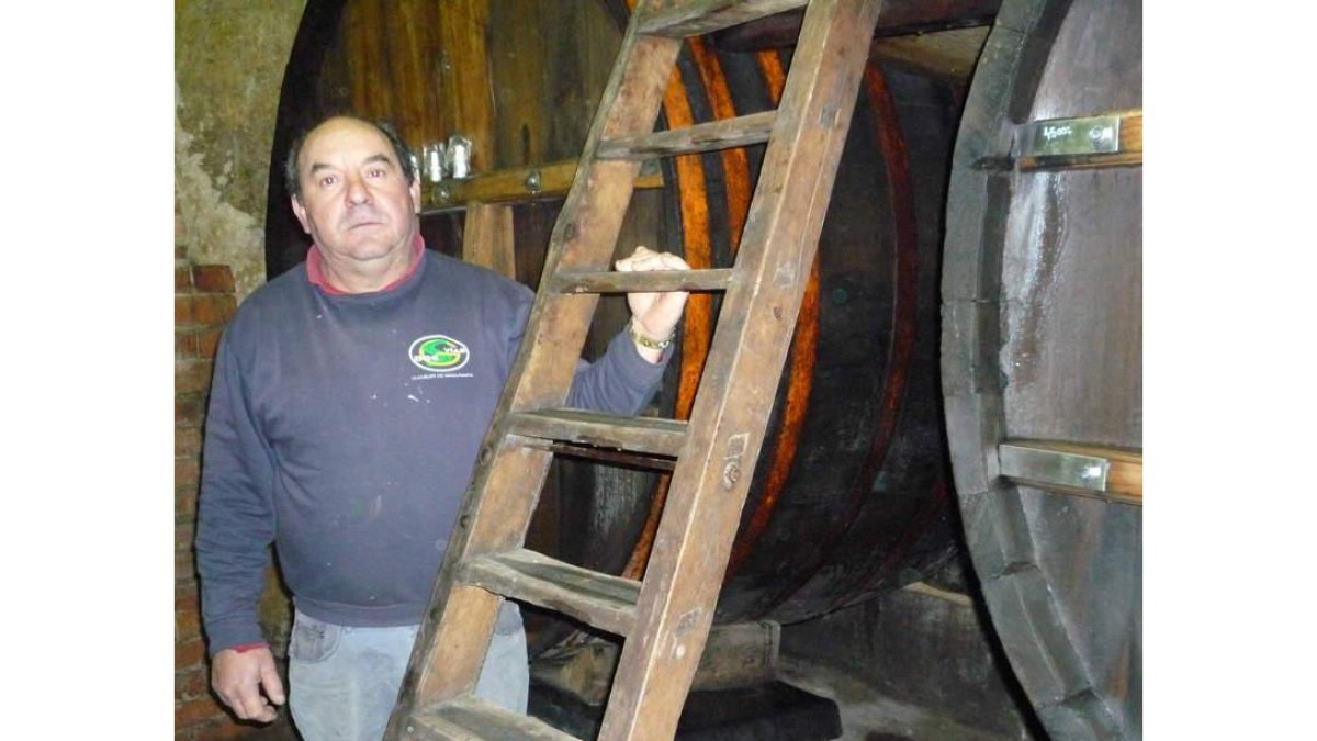 Rubén Roldán, entre las dos grandes cubas que son las joyas de la bodega.