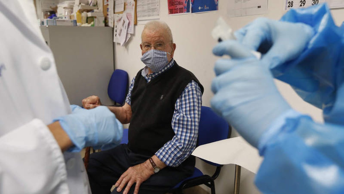 Los mayores de 75 años recibirán una vacuna específica de alta carga contra la gripe. FERNANDO OTERO
