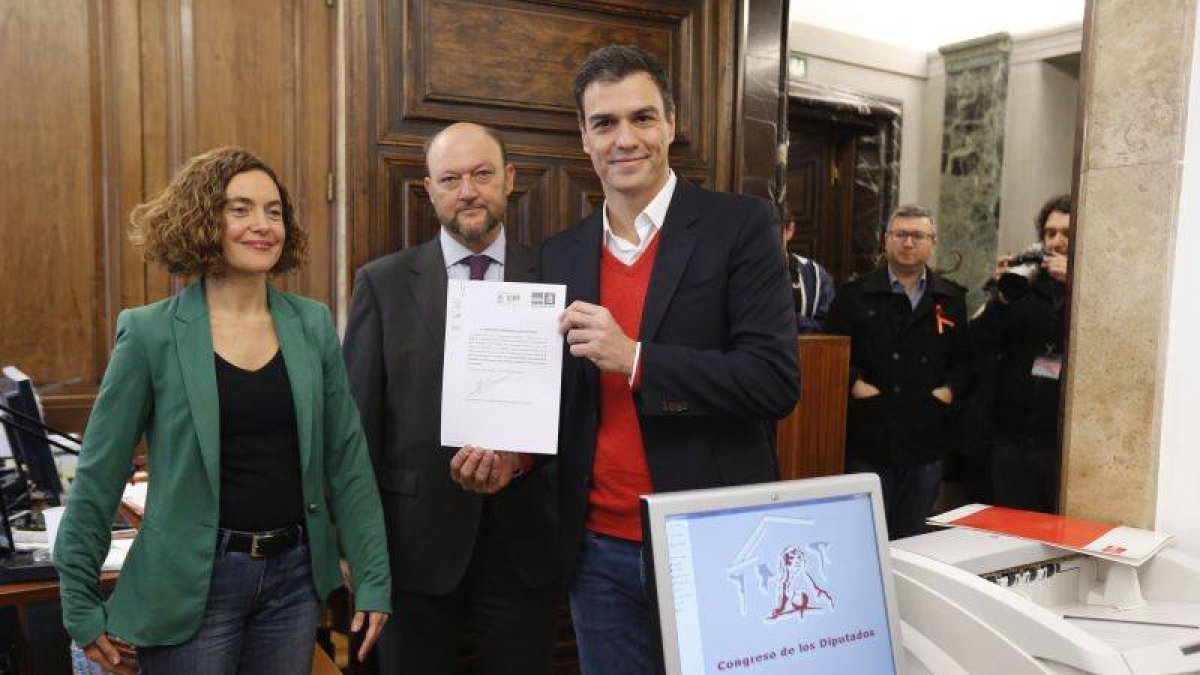 El secretario general del PSOE, Pedro Sánchez, presenta en el Registro del Congreso una propuesta para crear una subcomision que estudie la reforma de la Constitución.