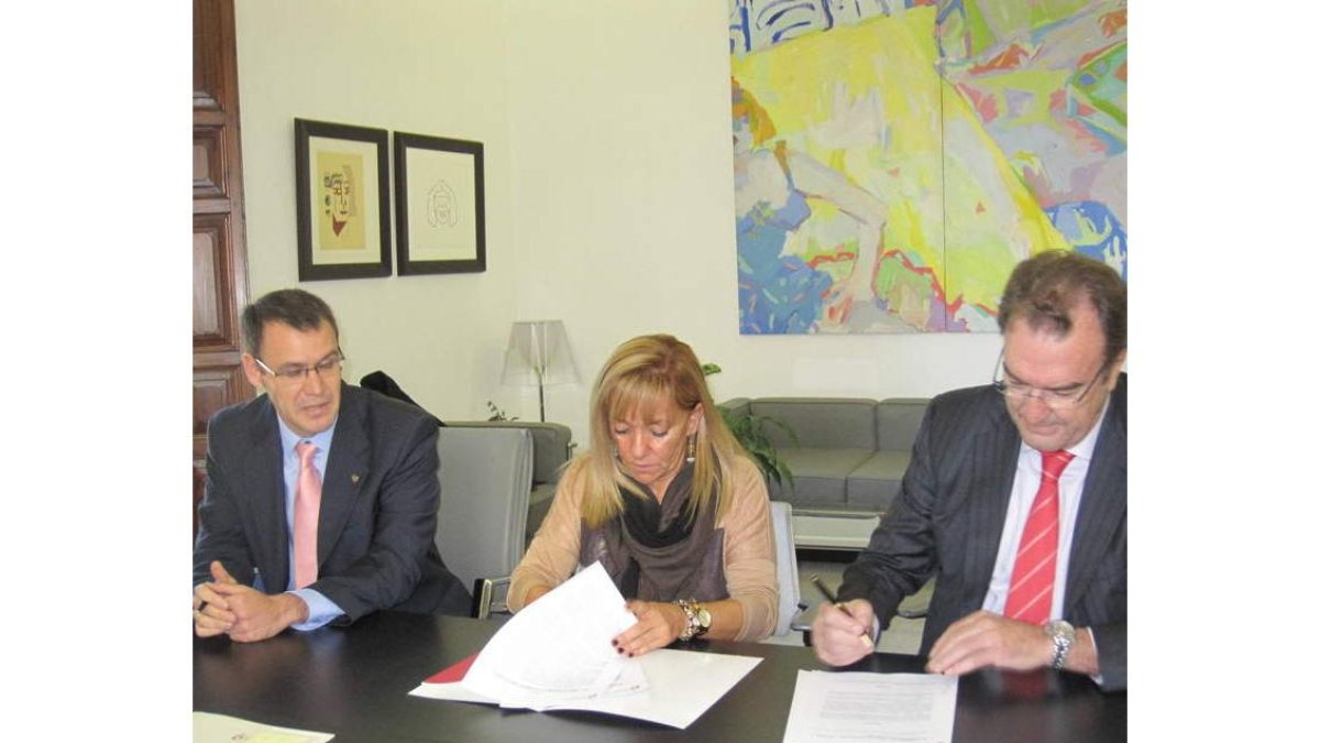 Isabel Carrasco firma con Iberdrola el convenio de cesión.
