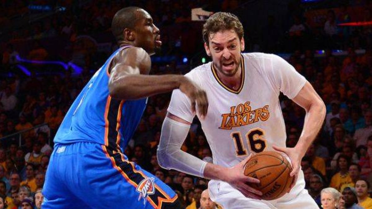 Pau Gasol trata de entrar a canasta bajo la presión de Serge Ibaka.