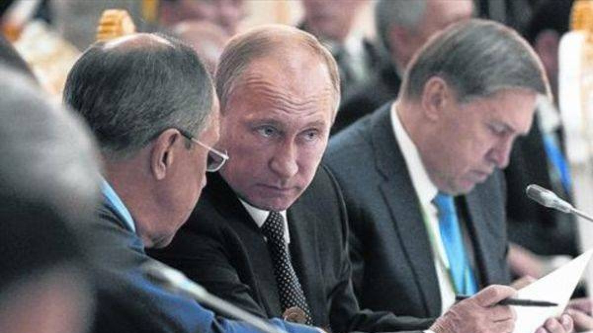 El presidente Putin consulta con su ministro de Asuntos Exteriores durante una cumbre en Dushanbé, ayer.