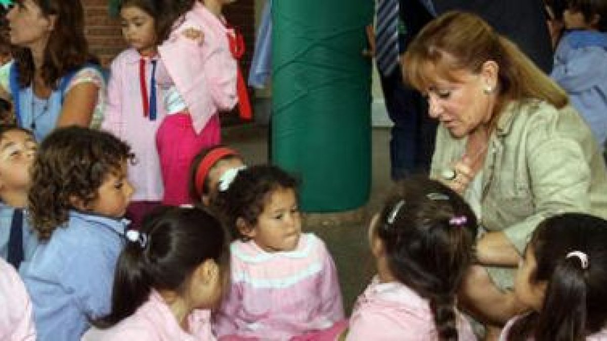 Isabel Carrasco repartió huevos de pascua entre los niños del colegio Virgen del Camino