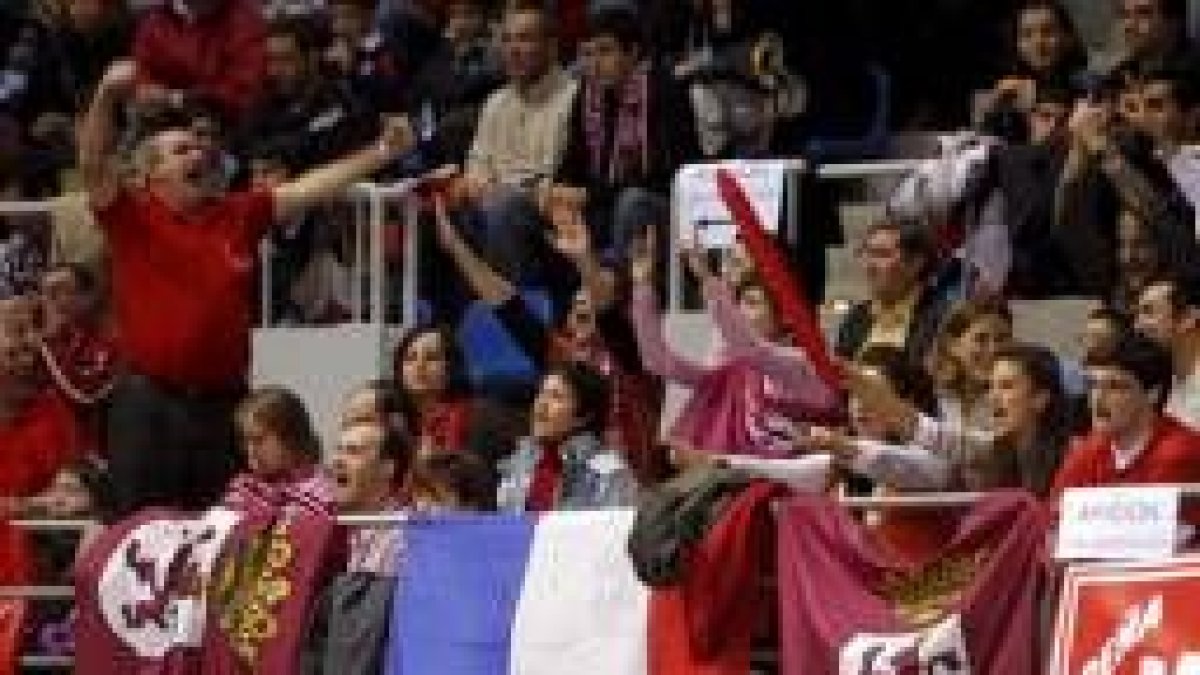 Los aficionados leoneses empujaron ayer a su equipo en el Palacio de Deportes de Santander