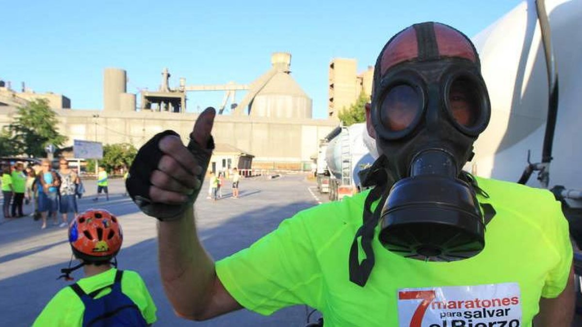 Protesta ecologista ante la cementera de Cosmos, a principios de junio de 2011.
