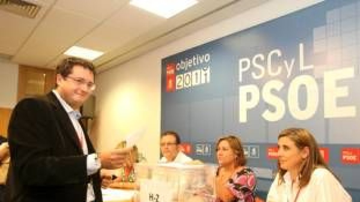 El flamante nuevo secretario autonómico socialista, ante la urna