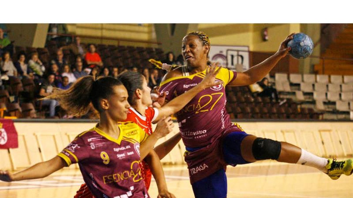 El equipo leonés estuvo cerca de dar la sorpresa ante el Porriño gallego. F. OTERO PERANDONES