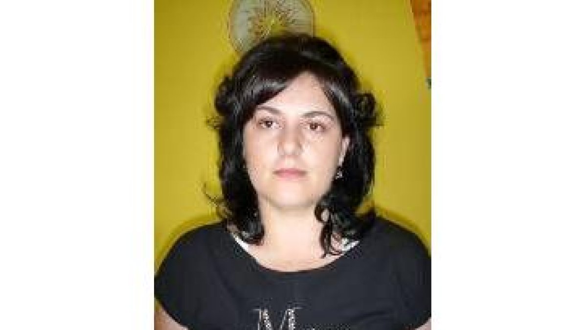 En la imagen, Sénida Cadenas posando en su negocio.