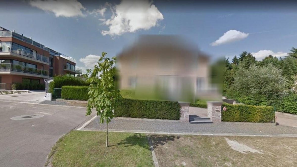 La mansión de Puigdemont en Waterloo, difuminada en Google Maps.