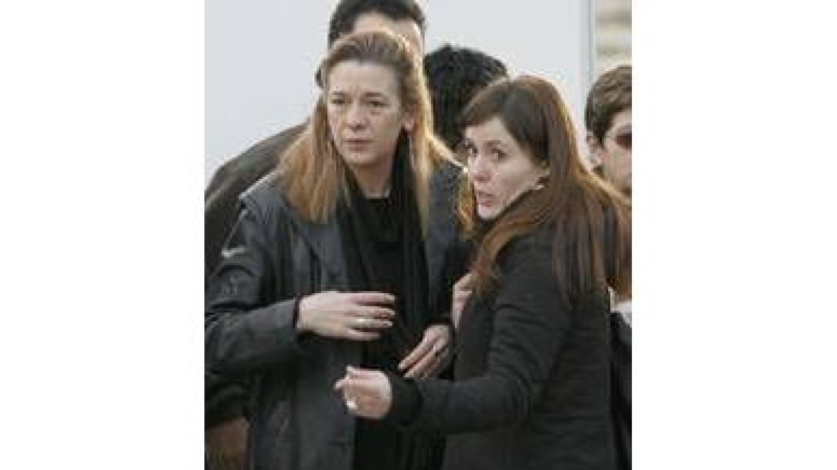 Pilar Manjón y Jamilah, madre de una de las víctimas y esposa de un acusado