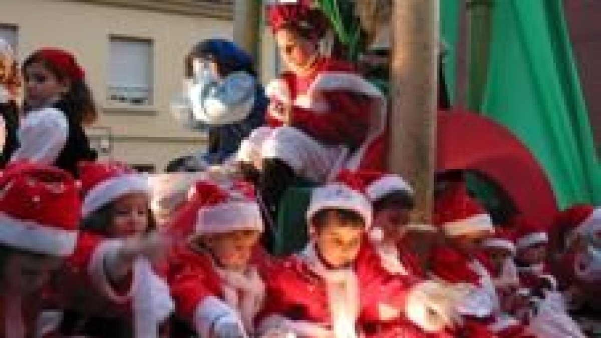 Pequeños Papá Noel acompañaron a Gaspar en su elegante carroza