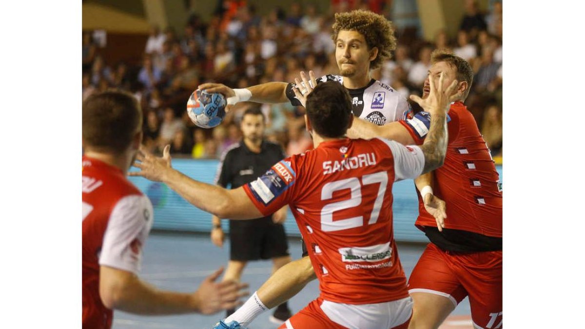 Juanjo Fernández busca la portería del Dinamo durante el partido disputado ayer. FERNANDO OTERO