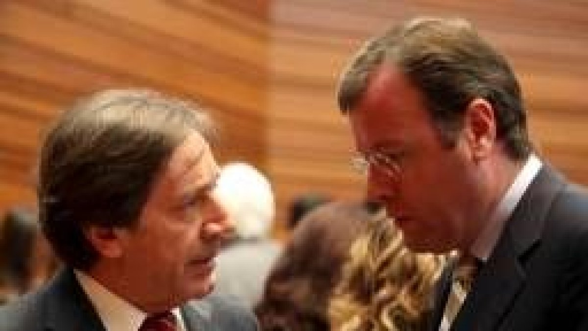 Villalba y Silván departen ayer antes del acto de las Cortes